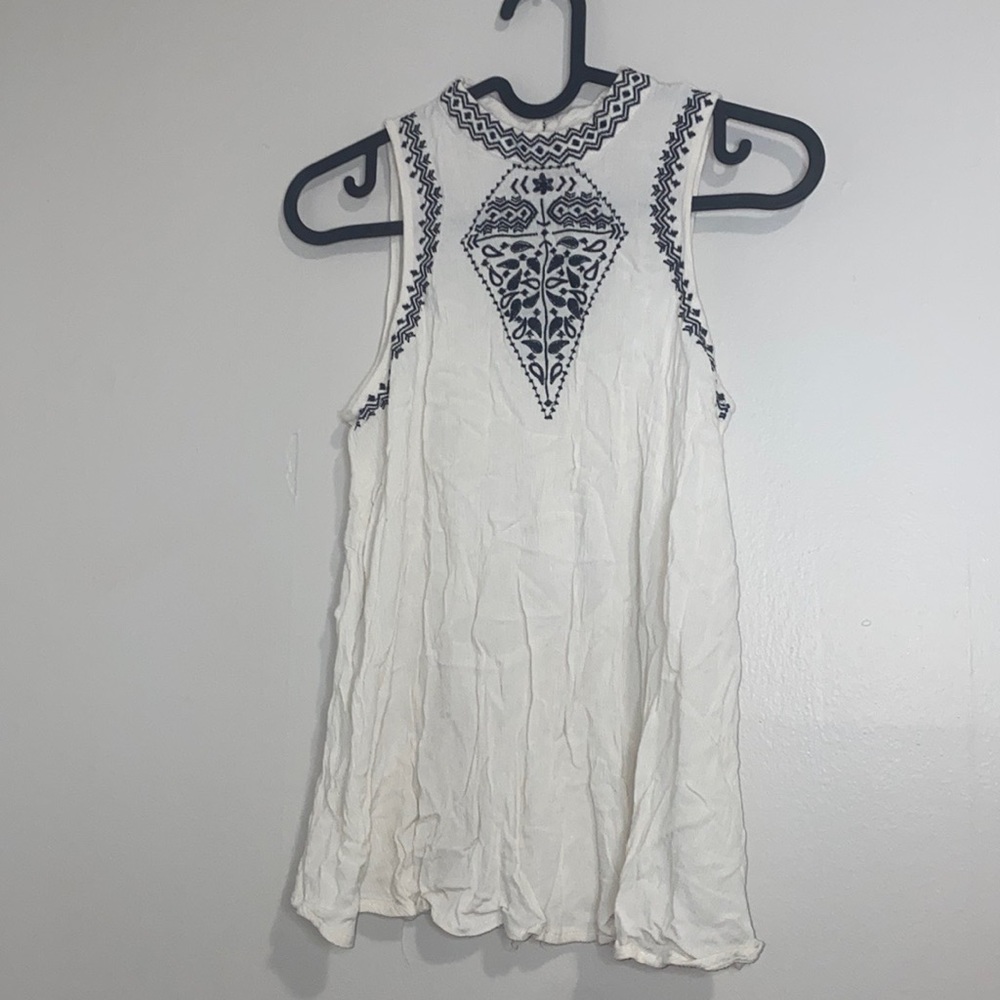 🪿Adorable White with Blue detailed sleeveless top! - Picture 2 of 6